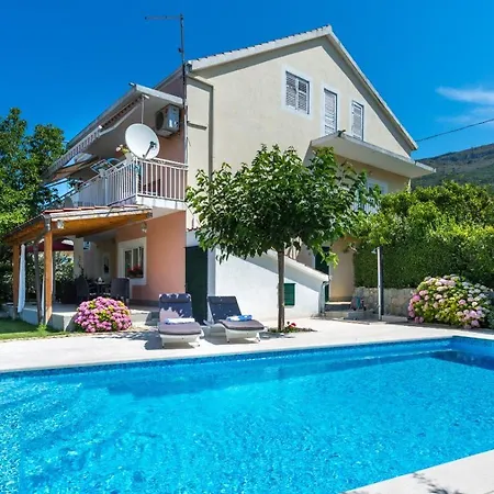 Relaxing And Cozy With Pool Sara&nino *